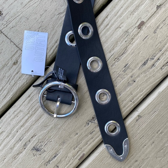 NWT Urban Outfitters - Black vegan 1.5”W belt with silver buckle & grumm… - Picture 5 of 6